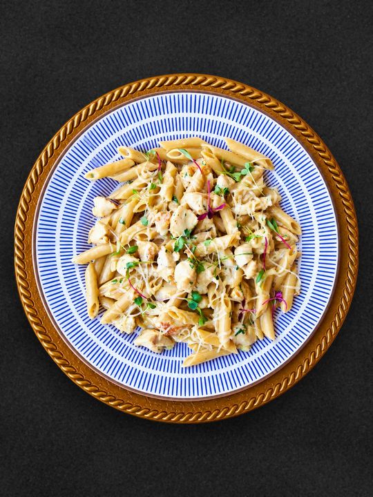 Penne ao molho de vinho branco com frango