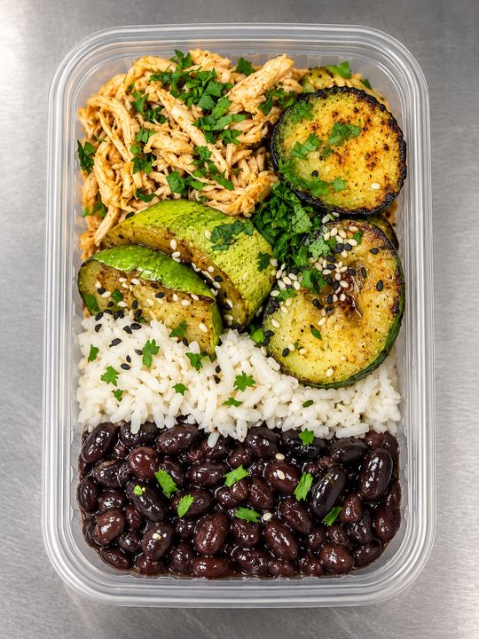 Marmita personalizada com arroz, feijão preto, abobrinha salteada e frango desfiado