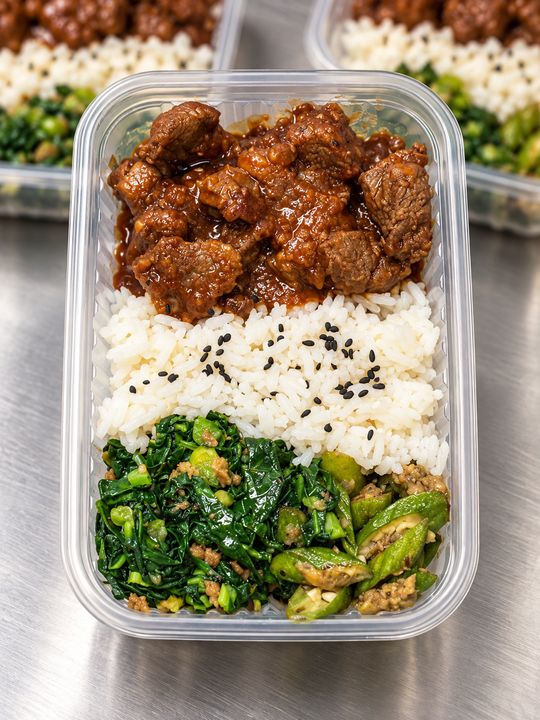 Marmita personalizada com arroz branco, couve e quiabo refogado e picadinho de filé mignon